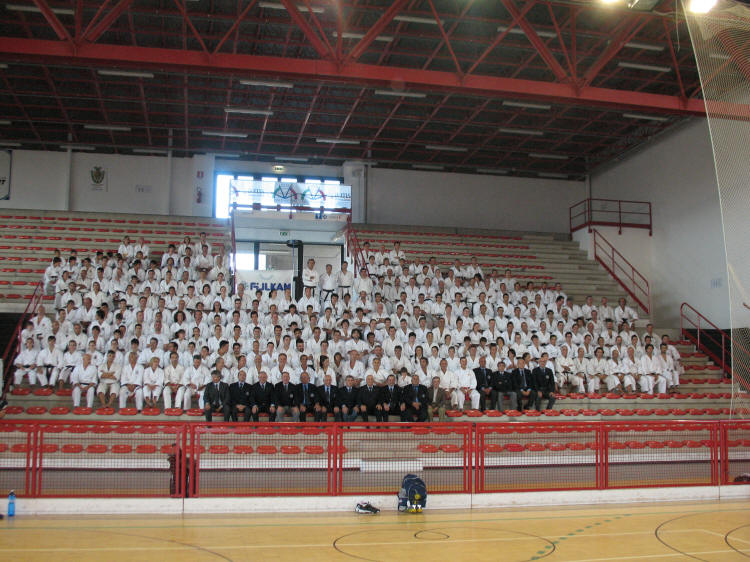 Rituale foto di gruppo con tutti i partecipanti - atleti, tecnici, dirigenti - al corso di karate tradizionale di Follonica 2008.