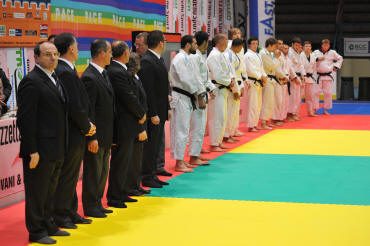 arbitri e judoka schierati al Palasesto
