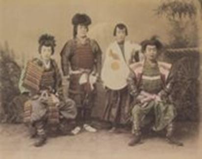 Foto ricordo con figuranti in costume da samurai (1880 circa)