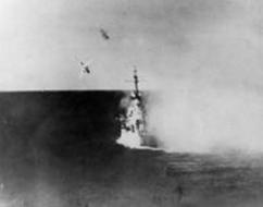 La USS Columbia attaccata da un kamikaze fuori dal Golfo di Lingayen, 6 gennaio 1945