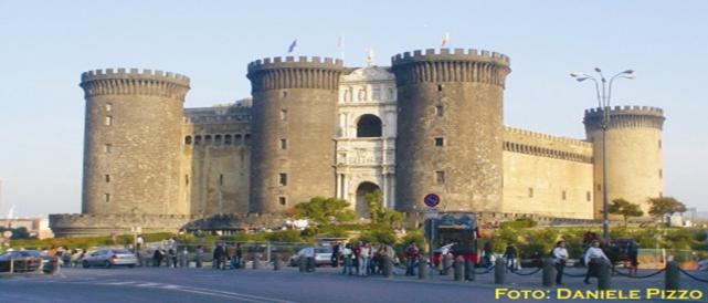 Il Castel Nuovo fotografato da via San Carlo (novembre 2006)