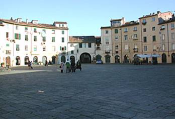 Lucca Tourism.eu - Piazza Anfiteatro