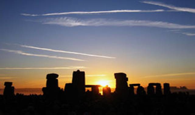 Stonehenge all'alba del Solstizio d'estate (21 giugno 2005), con una folla di 19.000 persone che hanno aspettato l'alba tutta la notte