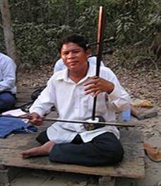 Description : http://upload.wikimedia.org/wikipedia/commons/thumb/4/44/Musician-khmer.jpg/170px-Musician-khmer.jpg