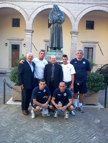 L'Italia Boxing Team con il Vescovo di Assisi ed il Presidente Falcinelli