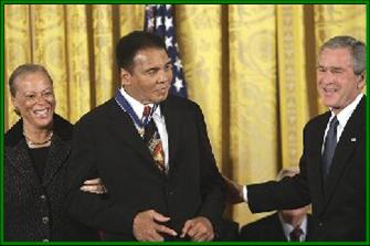 Mohammed Ali et George W. Bush lors de la remise de la mdaile de la libert (AP)
