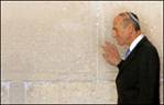 Ehud Olmert visita il Muro del Pianto dopo le elezioni.